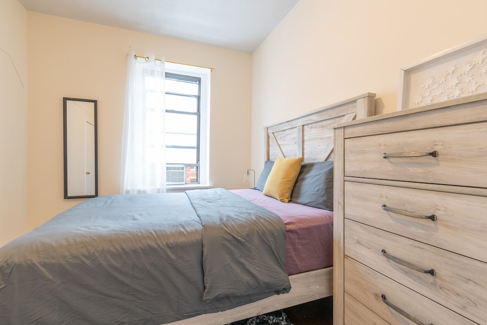 5 Bedroom 2 Bath Full Floor Midtown