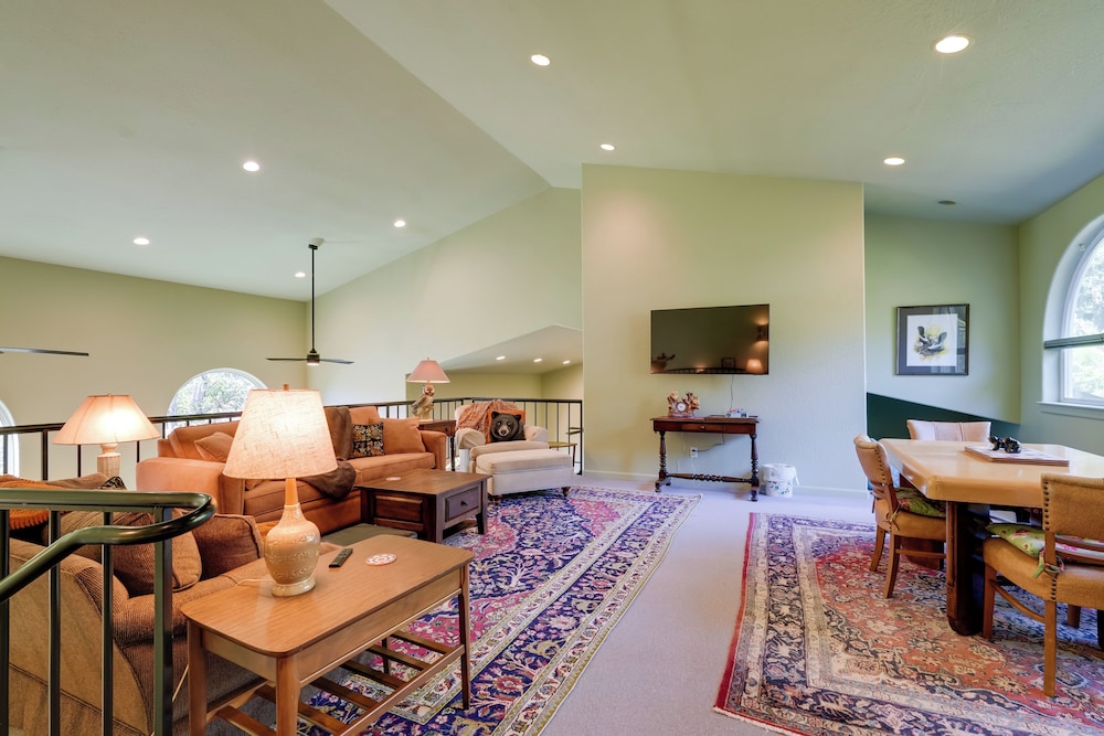 Prime Mckenzie River Gem: Sunroom + Views!