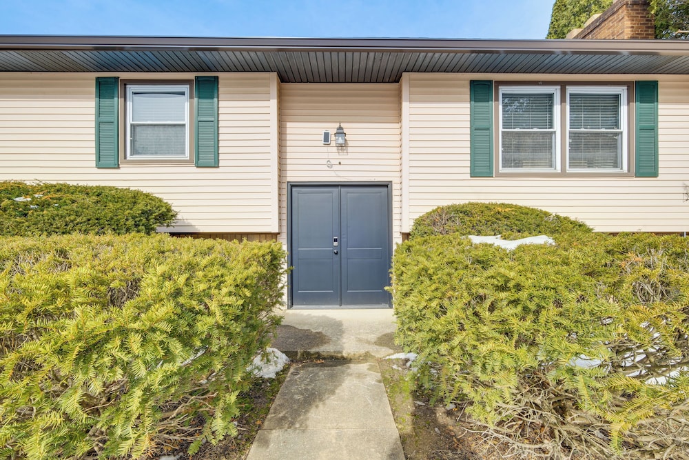 3 Mi to Cuyahoga Valley NP: Fairlawn Family Home!