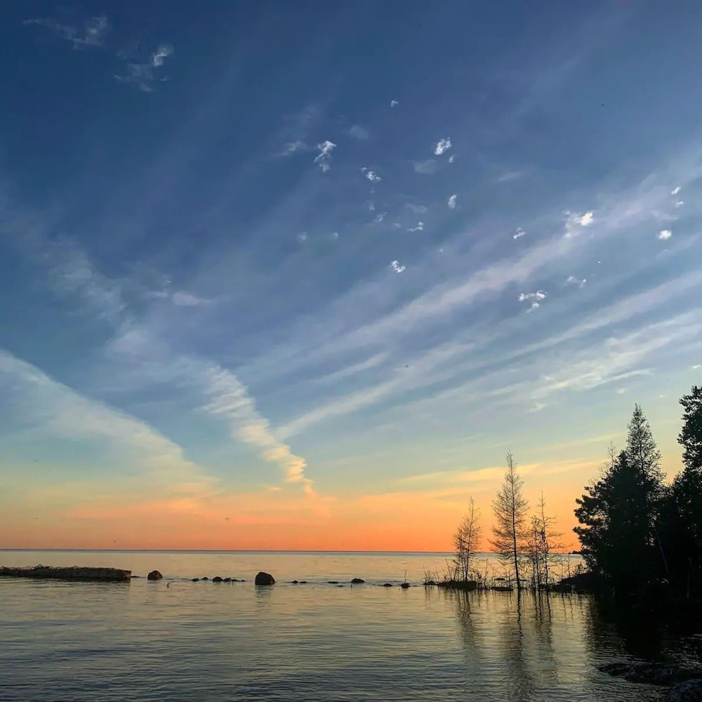 Bright Spacious Chalet on Lake Huron - Private