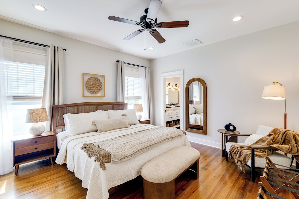 Renovated, Stylish Retreat w/ Patio in Lakeland!