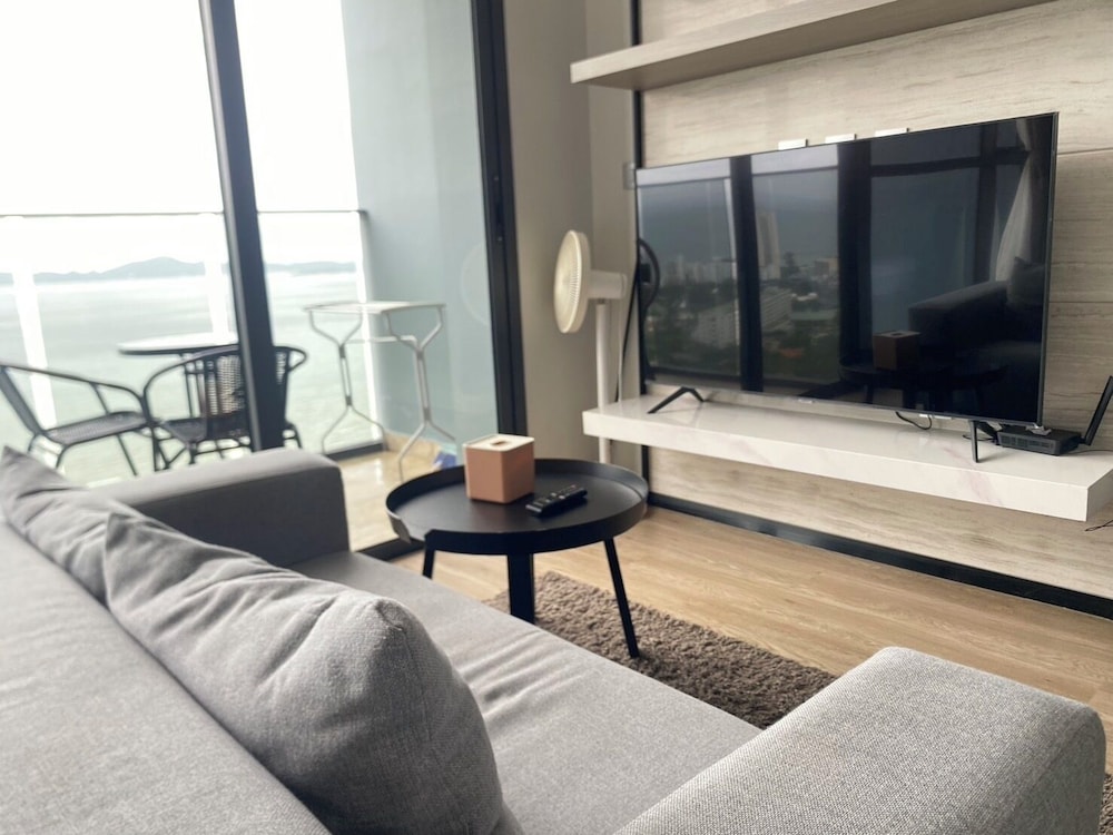 Stunning Sea View Condo -next To Beach