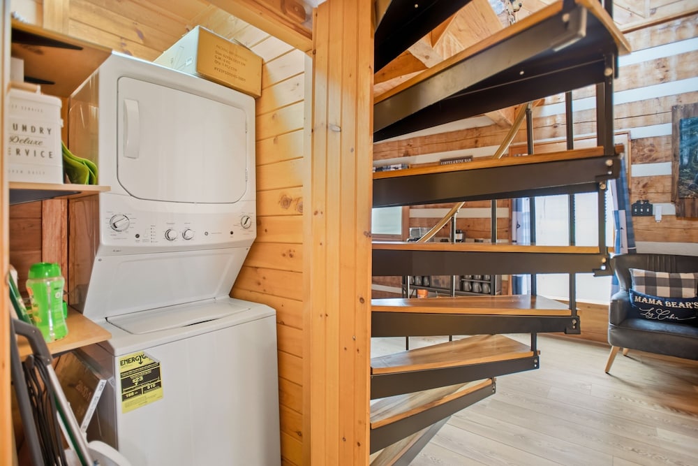Boujee Bear Cabin With Hot Tub & Putting Green 2 Bedroom Cabin