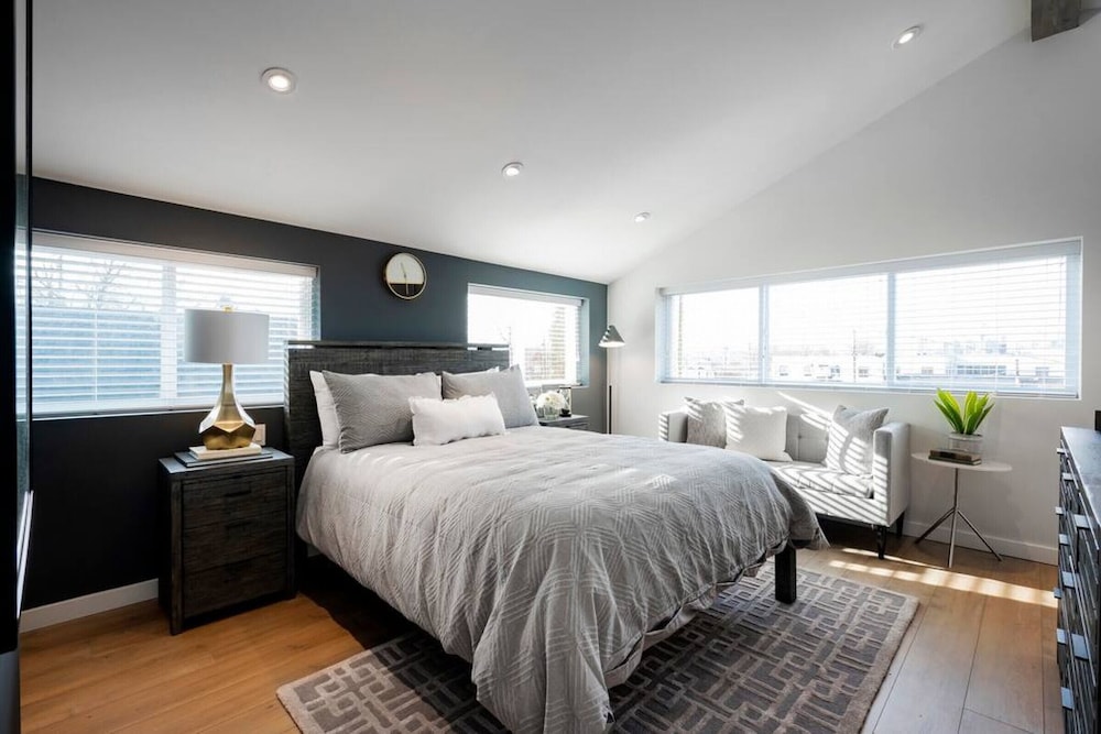 Mclean Stunning 3 Bdrm Reno - Few Blocks off Commercial