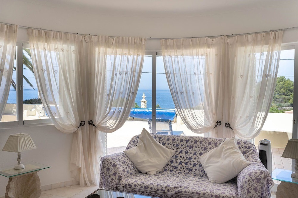 Silver Beautiful 4 Bedroom Vila Just Steps TO TH