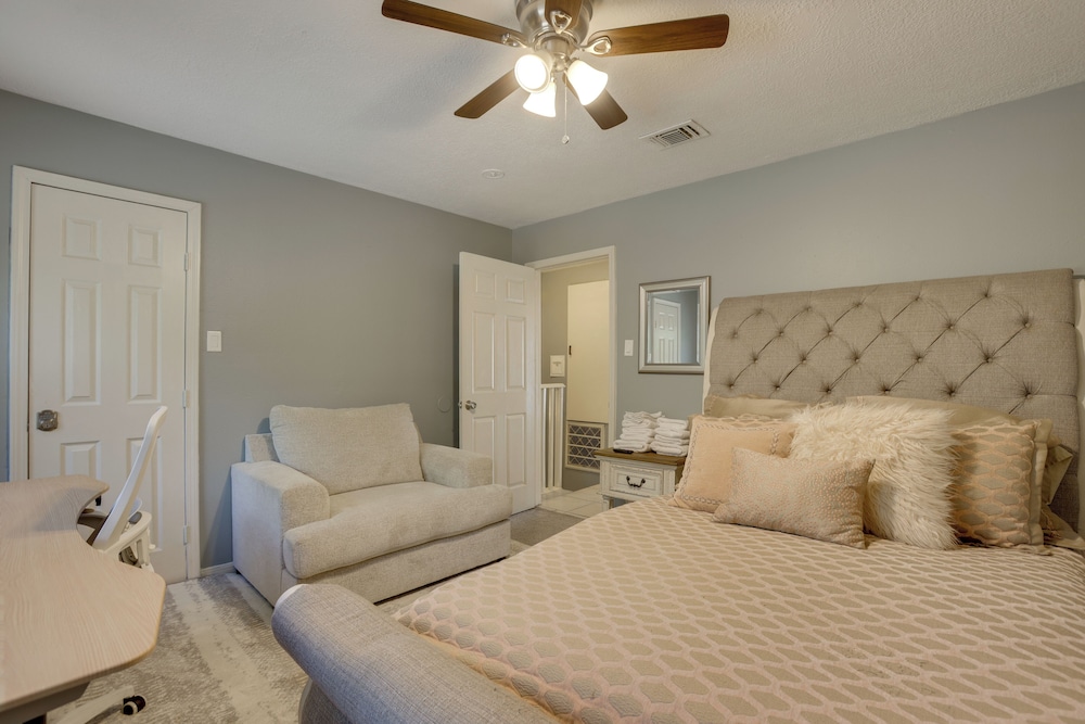 Pets Welcome! Humble Townhome 4 Mi to Airport