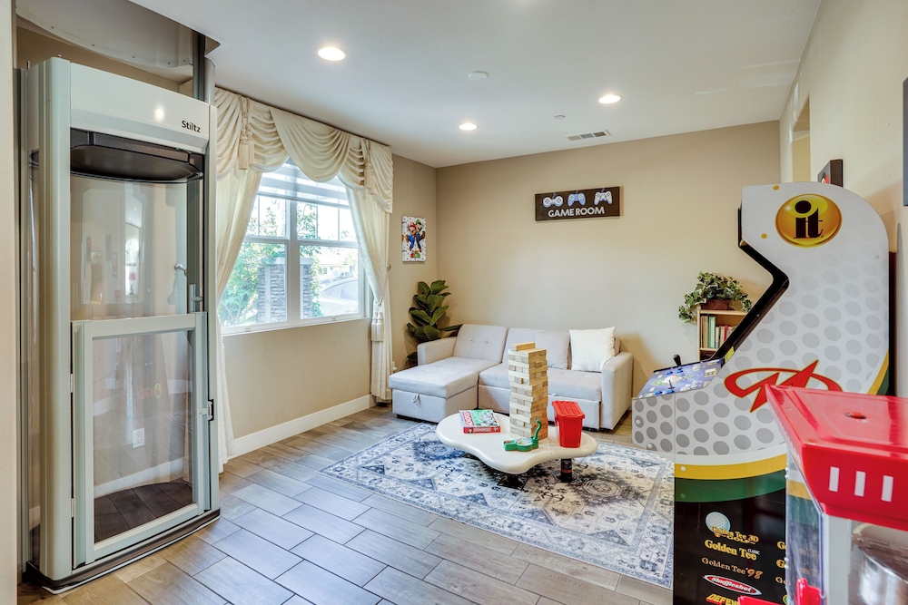 3 Mi to Disneyland: Home w/ Hot Tub + Game Room