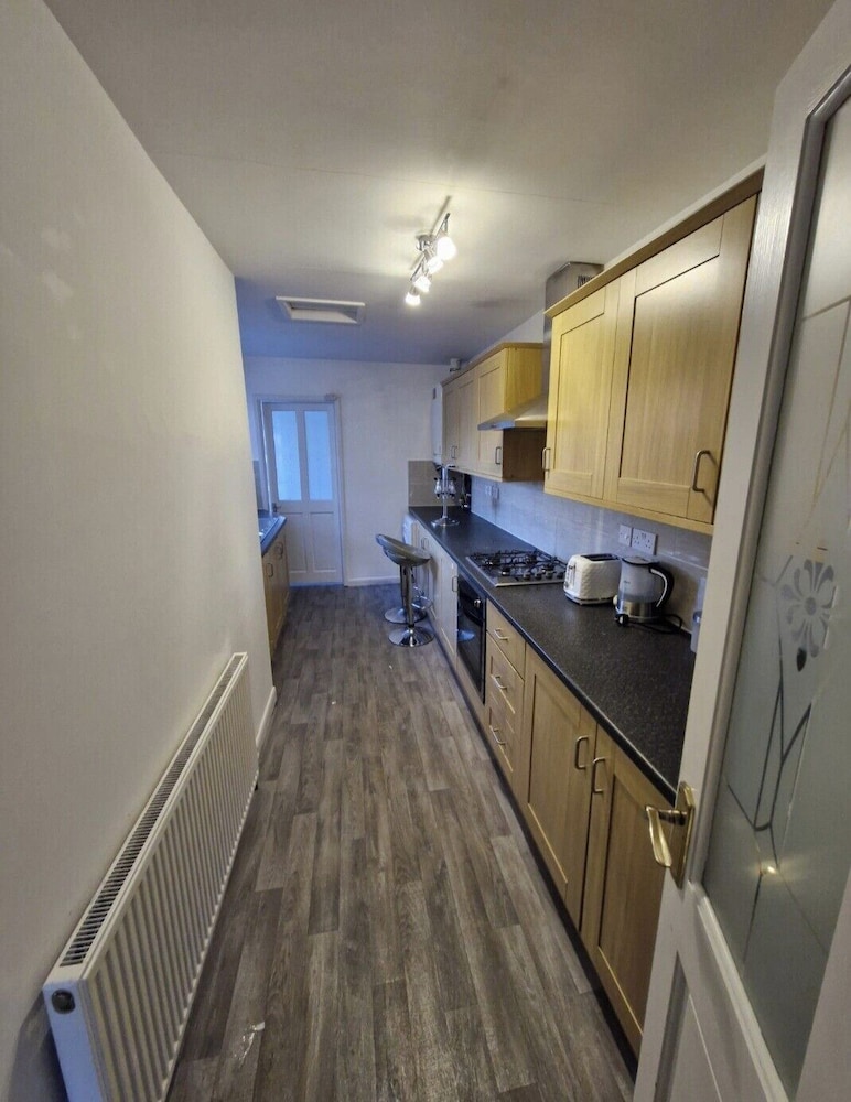 Spacious 3-bed Home -private Garden & Free Parking