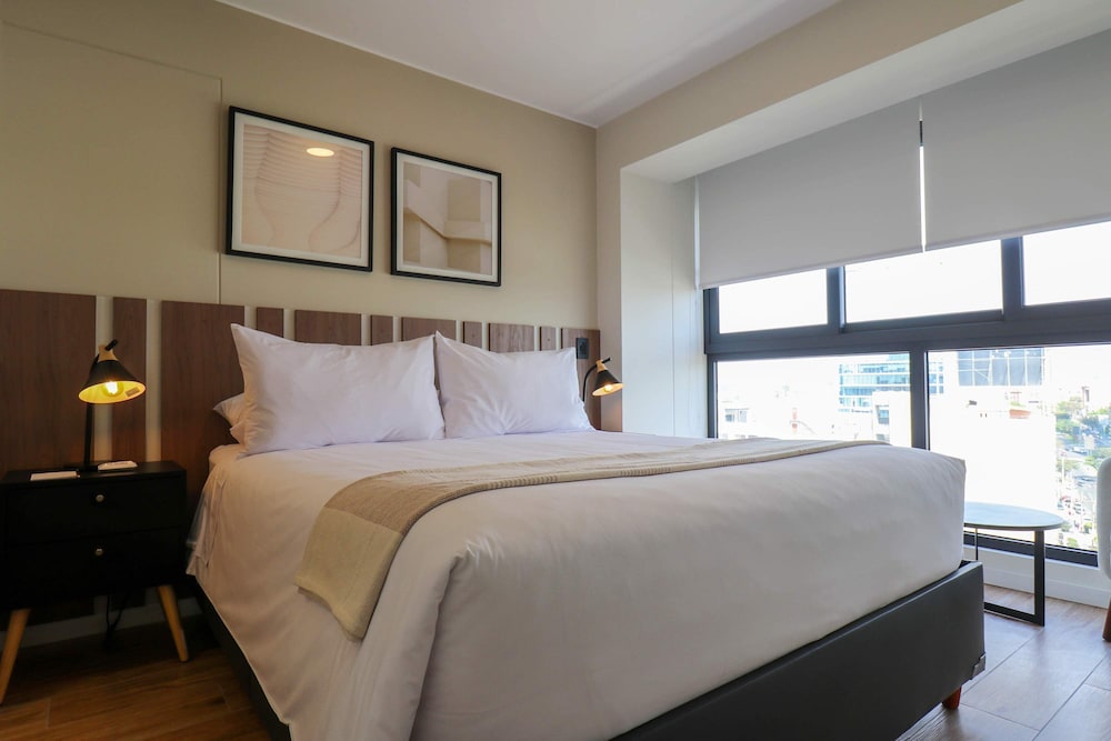 w Elegant 2BR With Balcony in San Isidro