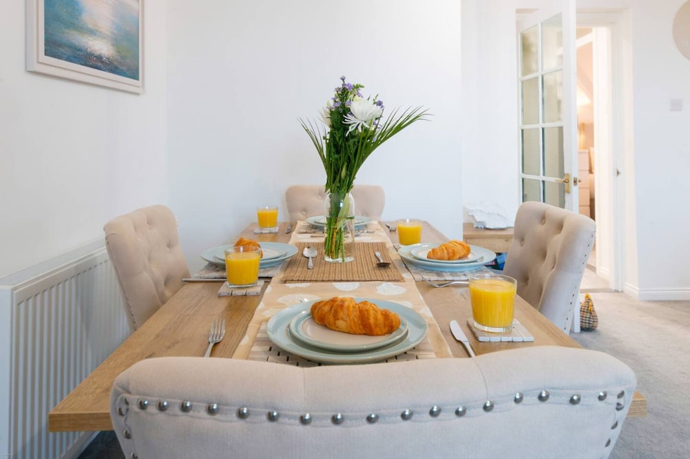 Elegant 2BR Broadstairs Coastal Escape by Adliv