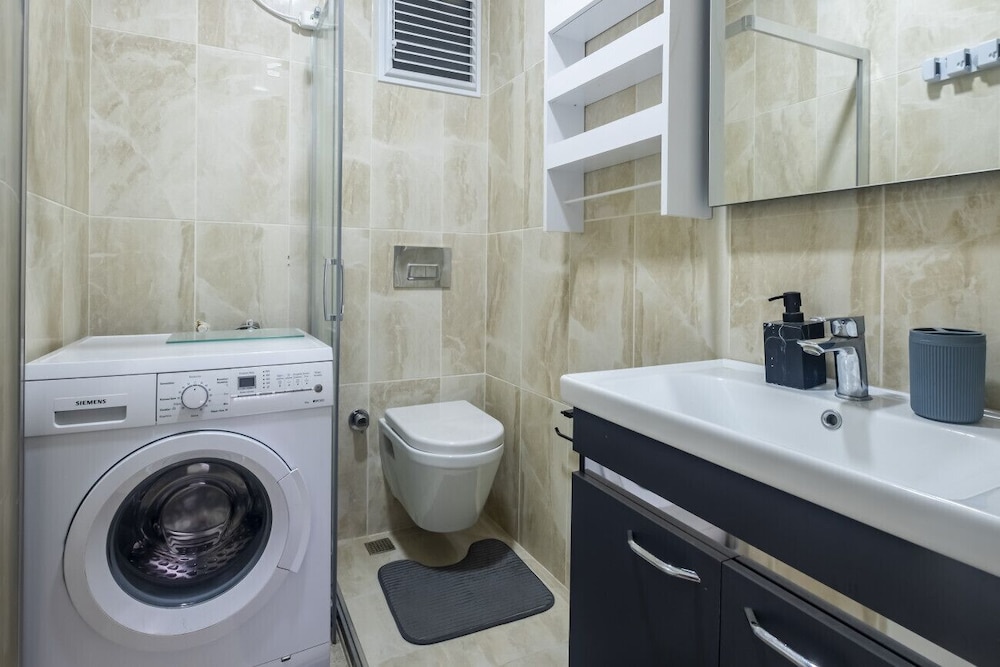 Modern and Central Flat With Balcony in Maltepe