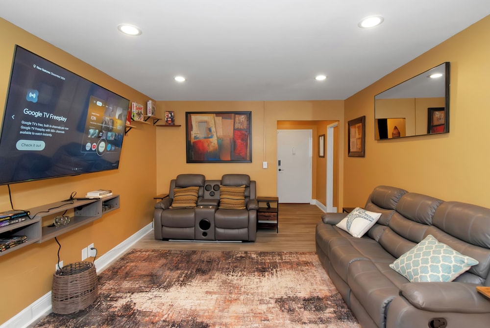 Spacious 3BR Condo in DTWN