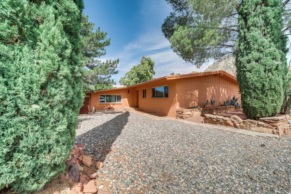 Pet-friendly Sedona Home: Hot Tub, Walk to Trails! view 3