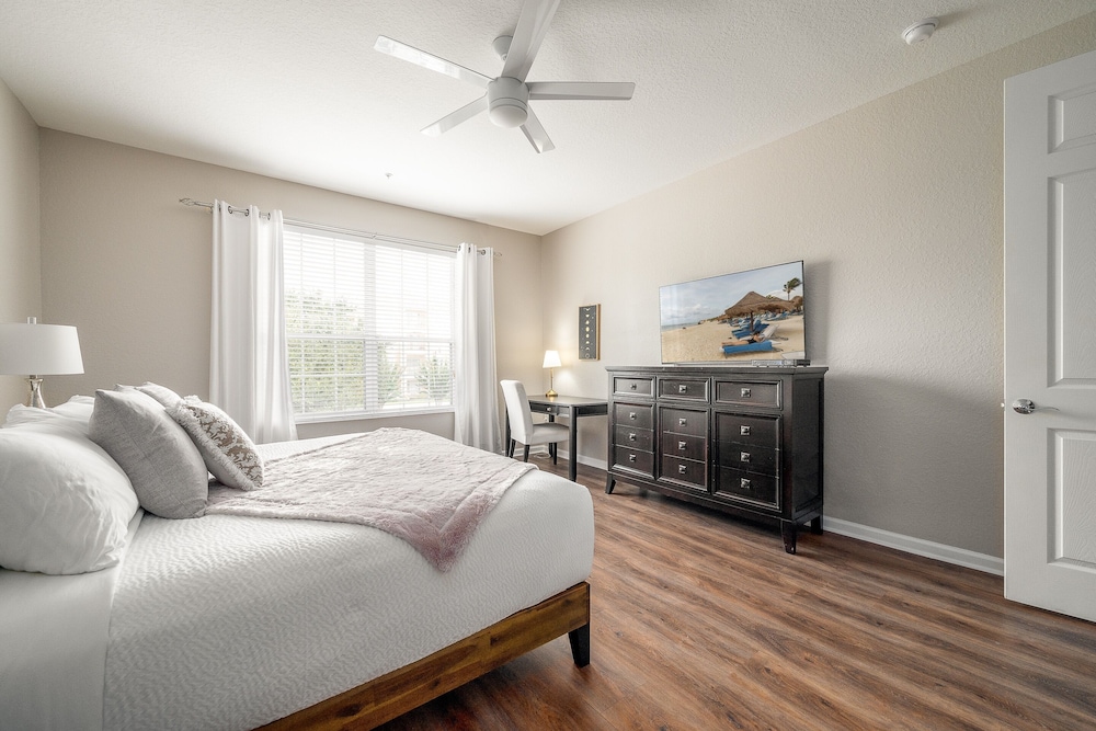 The Loft Deluxe 2 Bedroom Condo by RedAwning