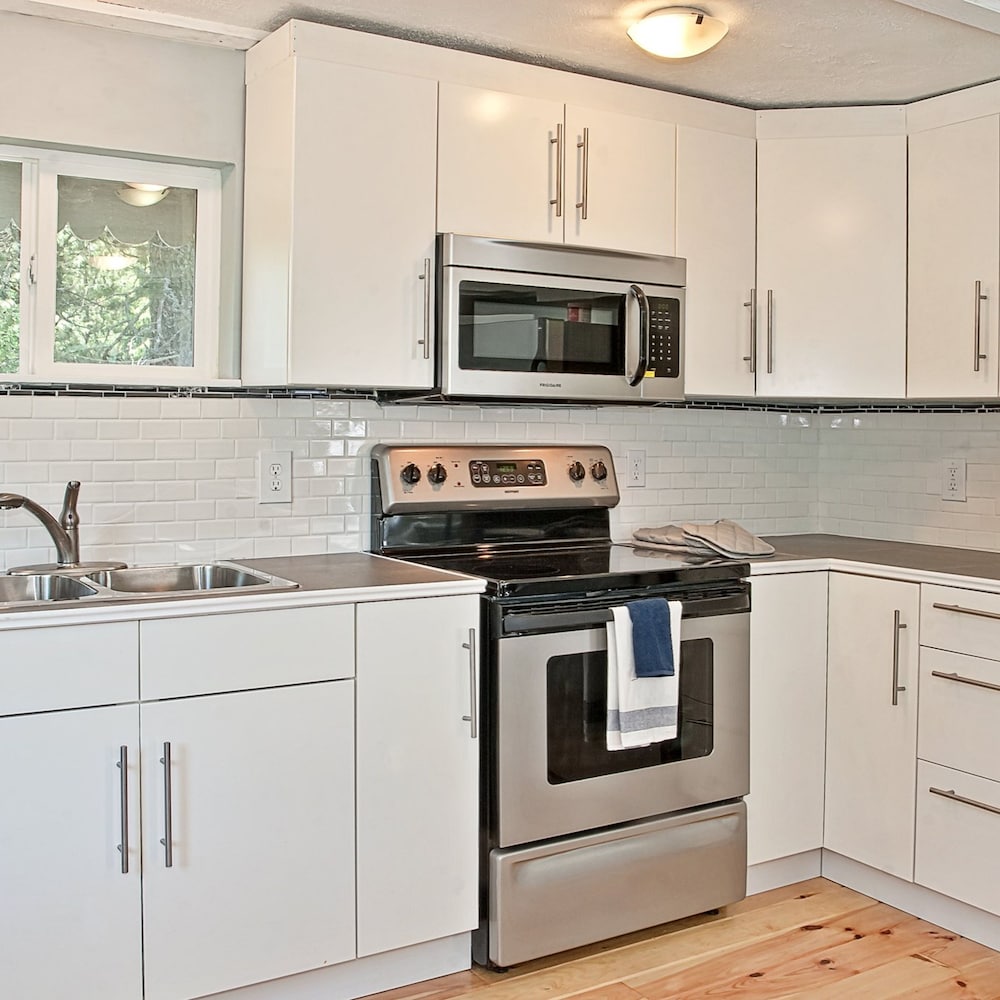 Ten Pines Cottage in Hoquiam