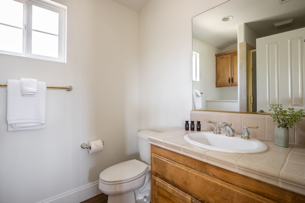 Villa Verdot by Avantstay Spectacular 6 BR Estate w Pool Hot Tub Tennis B-ball Courts