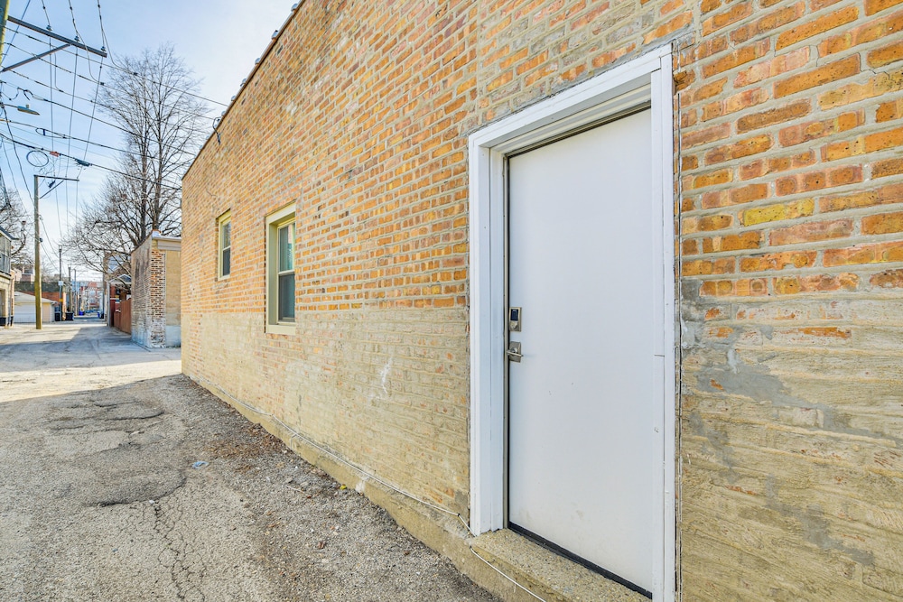Walk to Blue Line: Sleek Apartment in Bucktown!
