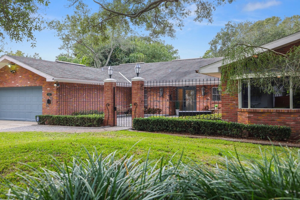 Golden Retreat: Expansive 6BR Home w Heated Pool ~