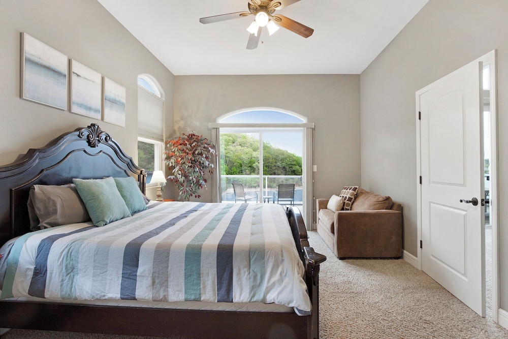 Huge! Sleeps 30-kayaks, Pedal Boat & Paddle Boards