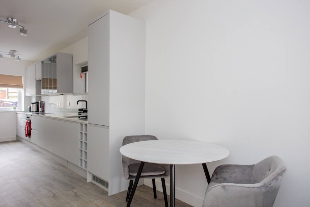 Bright 1 Bedroom Apartment in West London