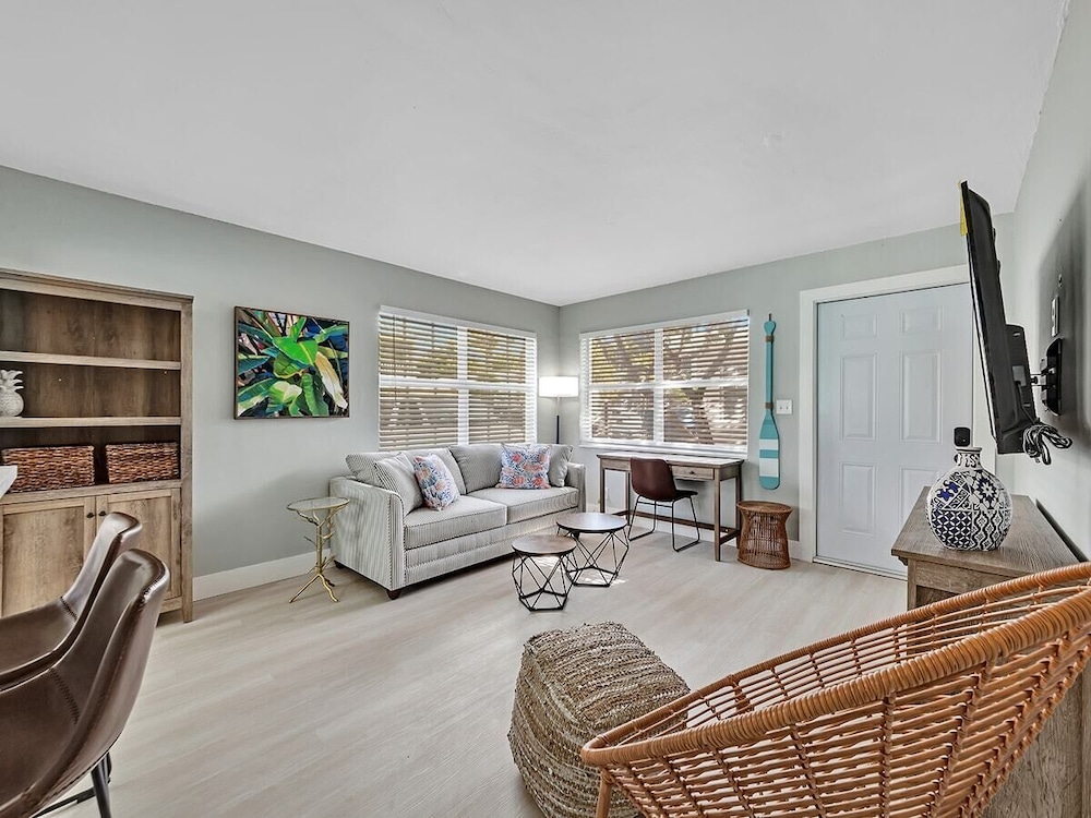 Beachside 1BR Apt Walk to Hollywood & Dania Beach
