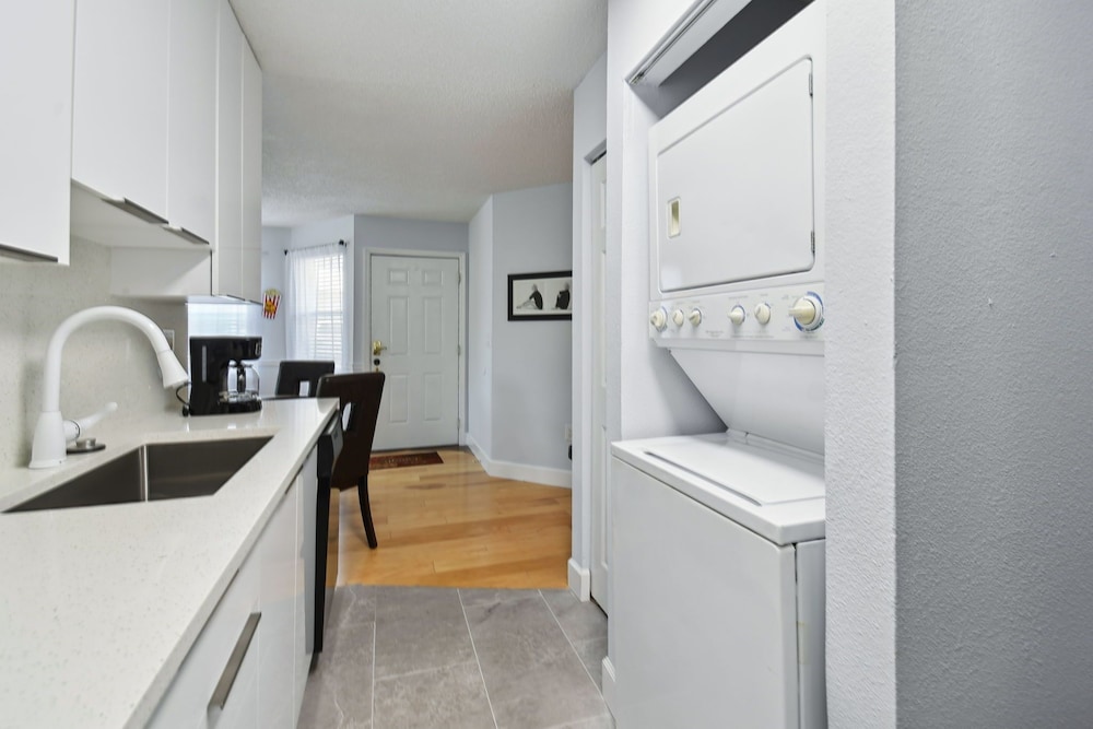 Modern Mickey Contemporary Home Slps 7 - Image 4