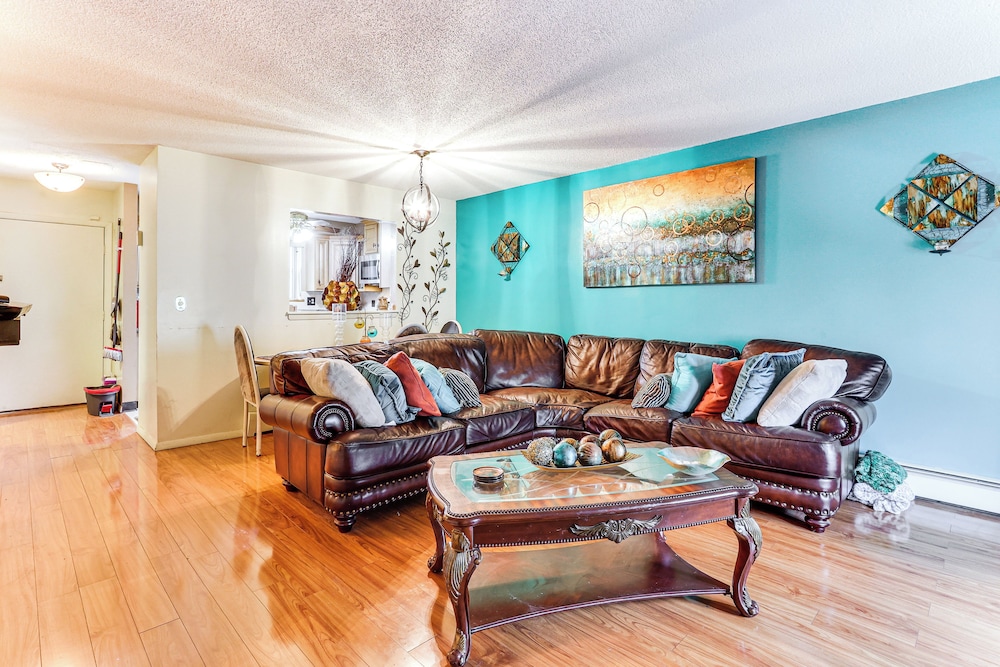 3 Mi to Dtwn New Haven: Colorful Condo w/ Yard!