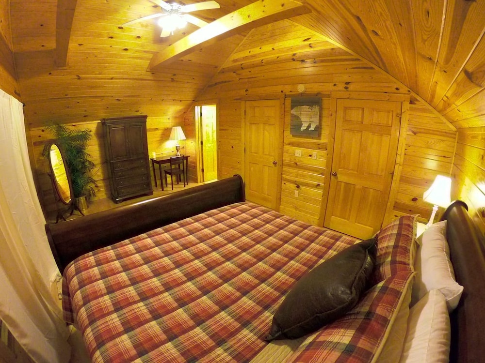 Beautiful Cabin w hot tub Sauna Pool Table