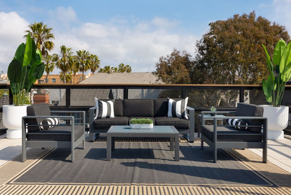 The Santa Monica Sunset - Beachfront Luxury