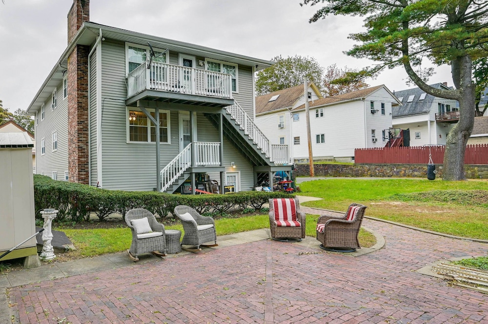 Boston Duplex w/ Foosball Table: 11 Mi to Downtown