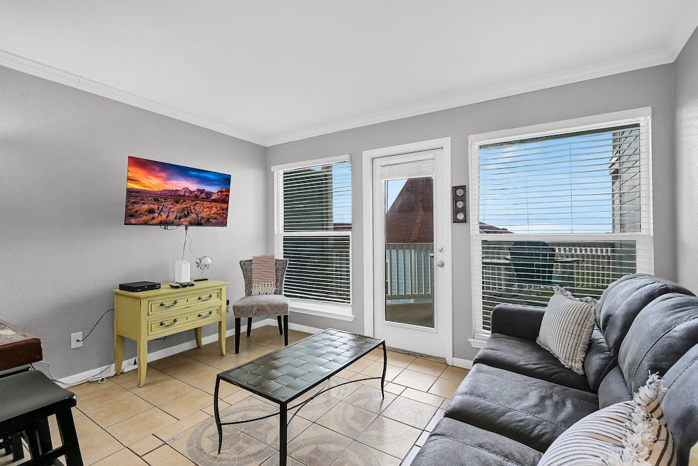Seascape 2119 1 Bedroom Condo by RedAwning