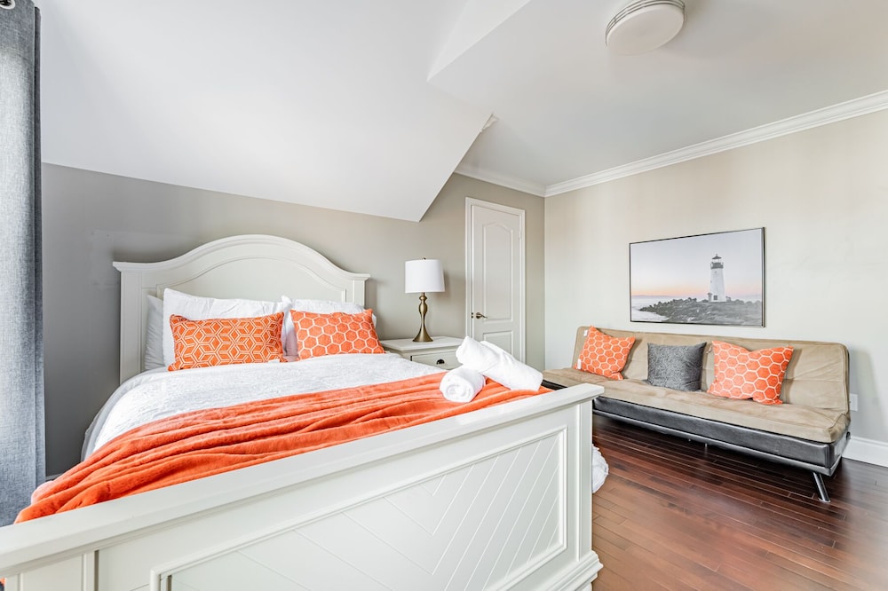 Luxury Villa - Mississauga Square One view 4