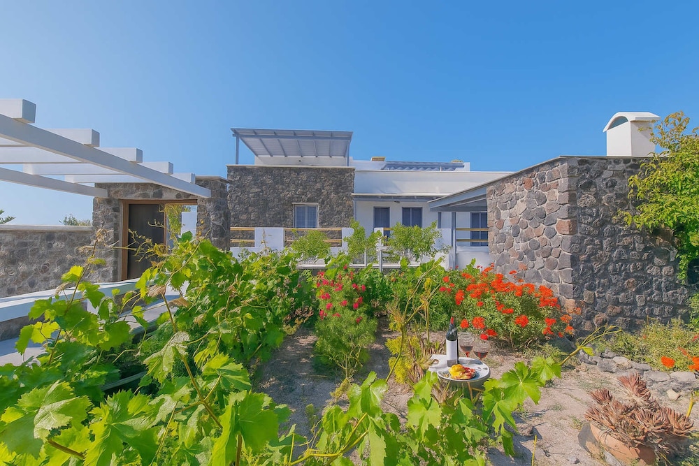 Golden Sunrise Suites - Santorini Pool Bliss Suite