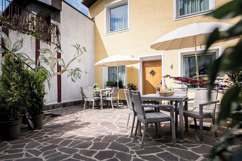 Am Schloss Guest House