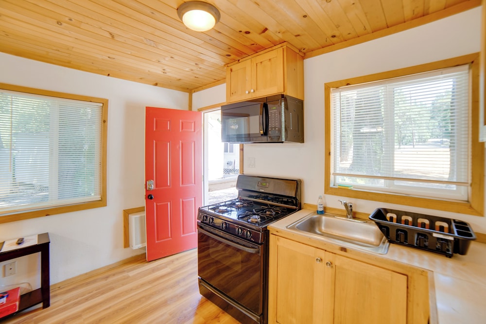 Golf, Hike, Sip Wine: Cobb Mountain Cabin w/ Patio