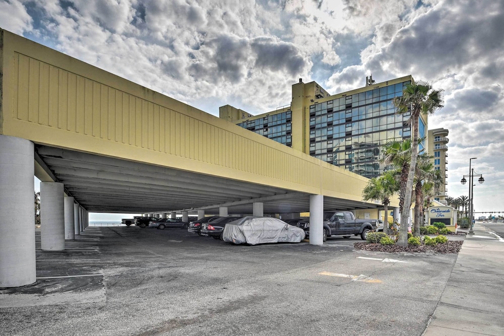 Oceanfront Daytona Beach Studio w/ Pool Access