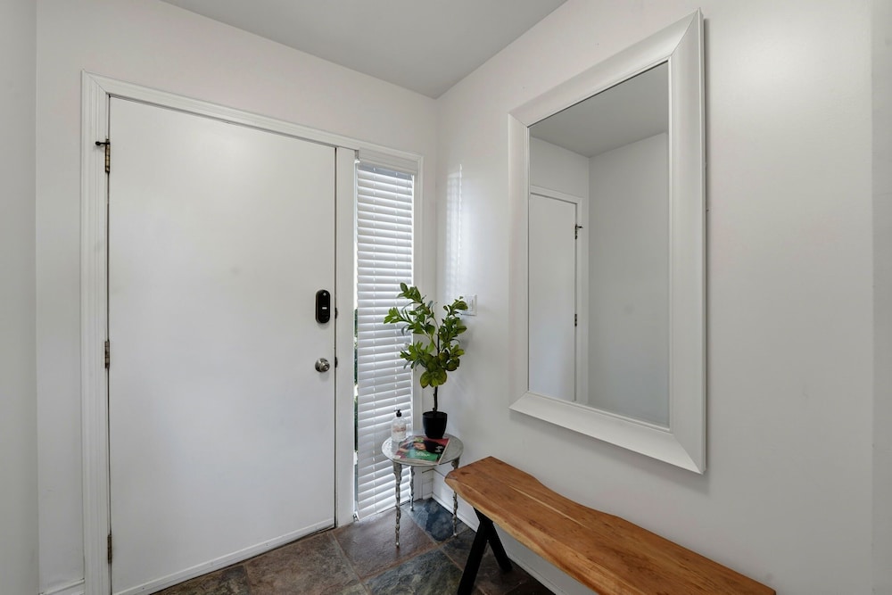 River West Modern 4-bd Home With Patio Balcony