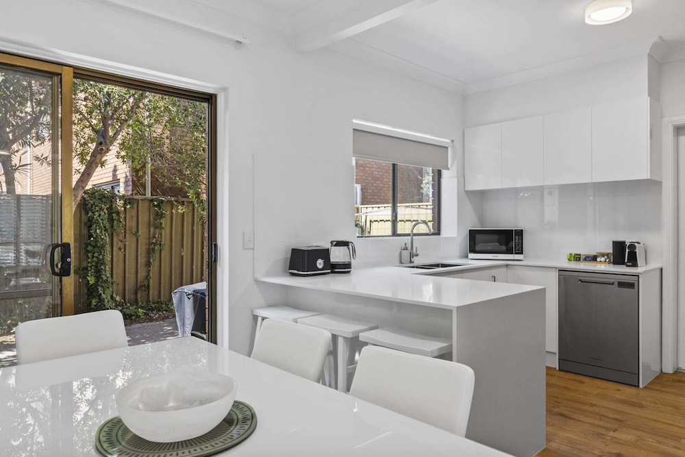 Coastal 3-bed House With BBQ and Private Courtyard