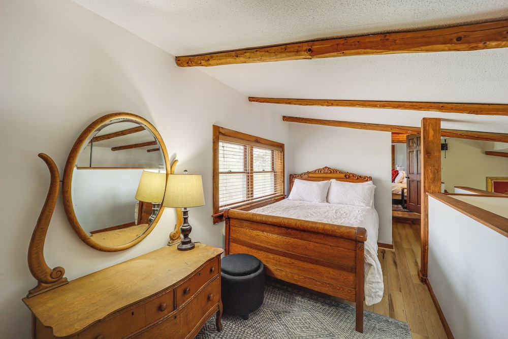 2 Mi to Appalachian State: Cabin w/ Outdoor Spaces