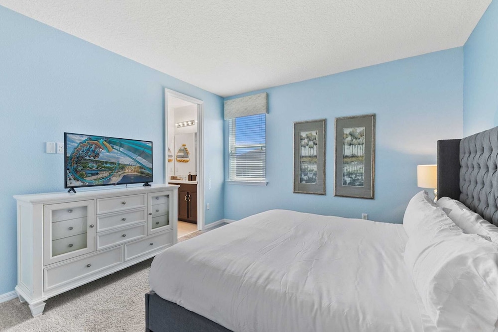 Minutes to Disney Parks + Universal Sleeps 21 w/ Pool, Hot Tub, Game Room
