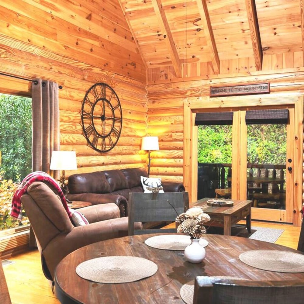 Cozy Upscale Cabin w Fireplace Hot Tub