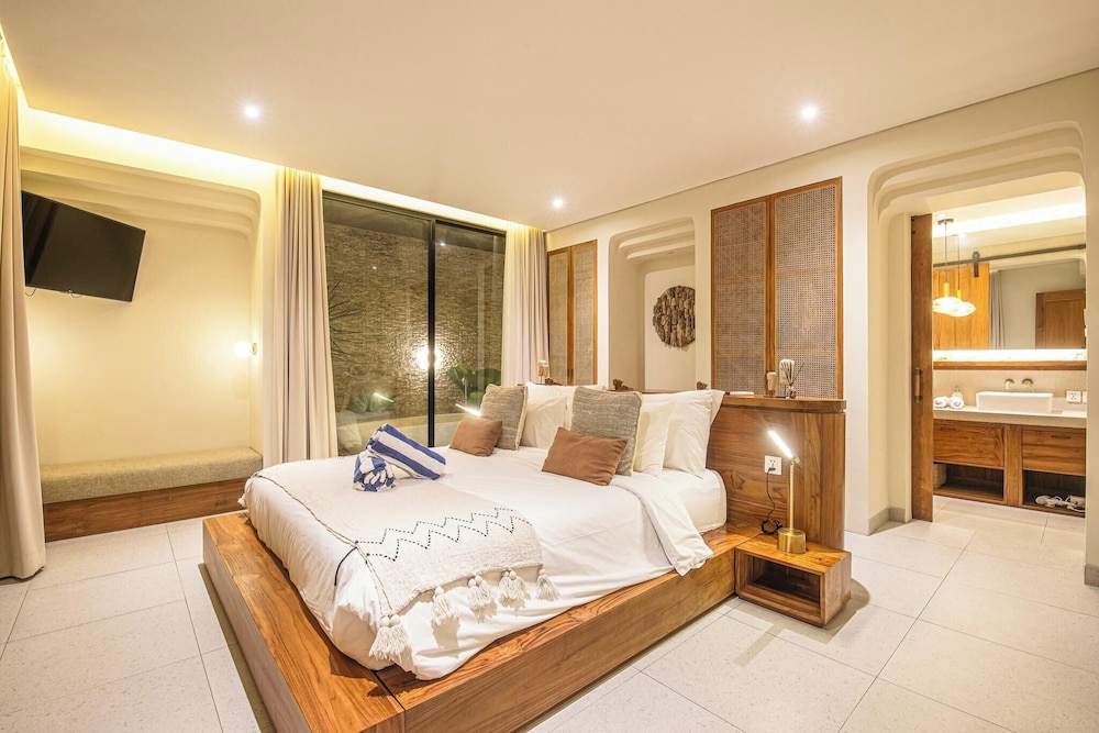 Chic 4-br Villa in Central Seminyak, Beach 5 Mins