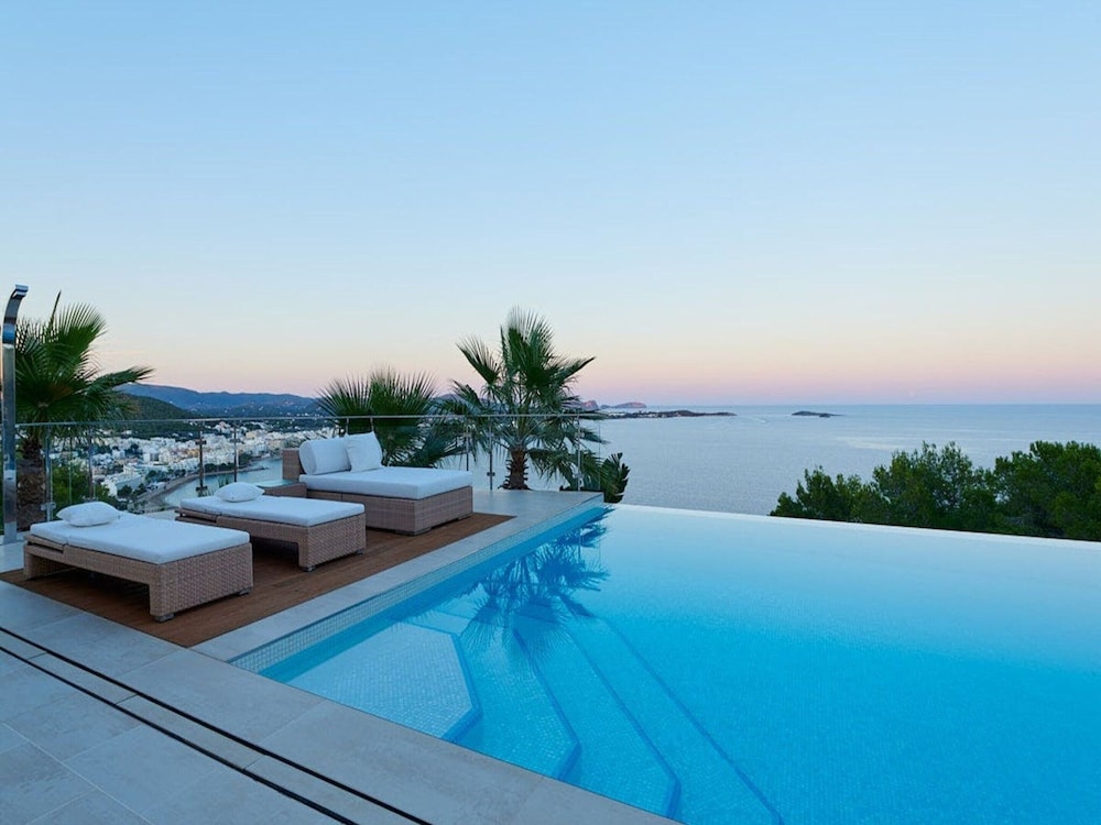 Lavish Villa With Infinity Pool and Views