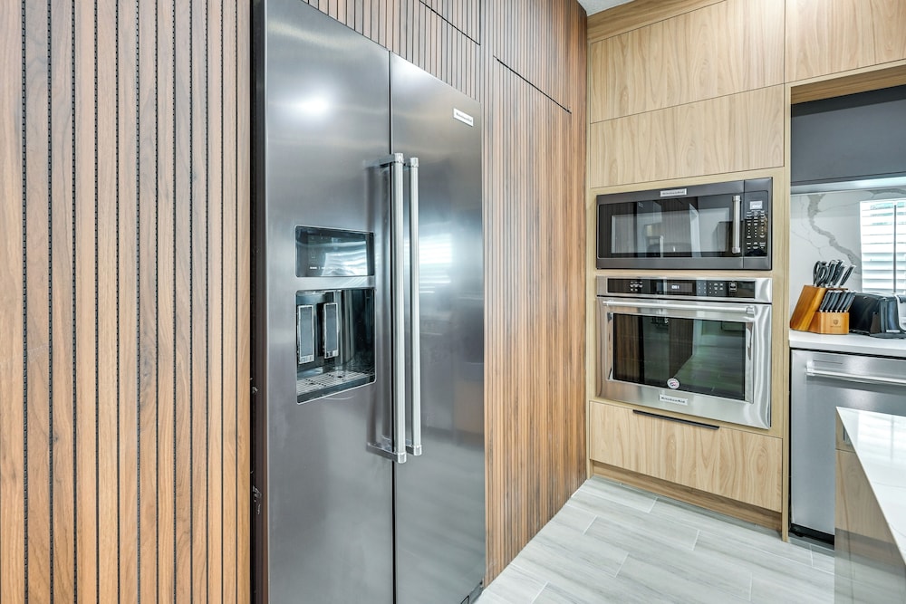 Modern Lakeland Golf Retreat w/ Putting Green