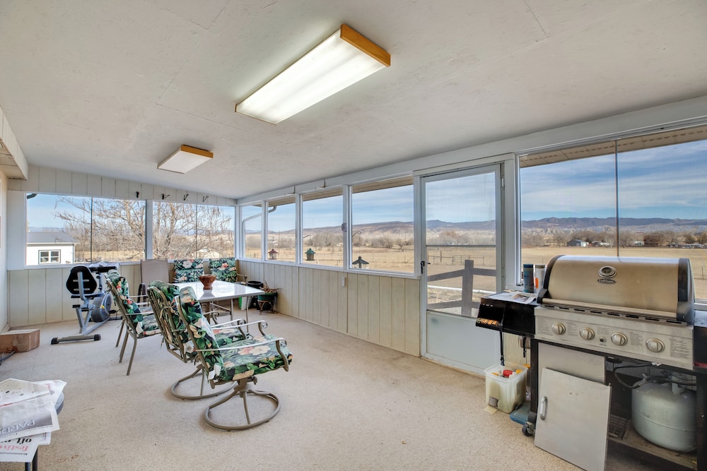 Hot Tub & Screened Patio: Getaway in Montrose!