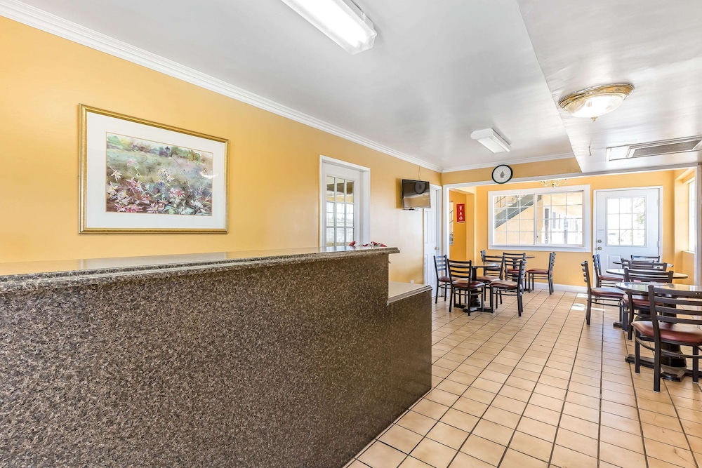 Economy Inn Buttonwillow Bakersfield I-5 view 3