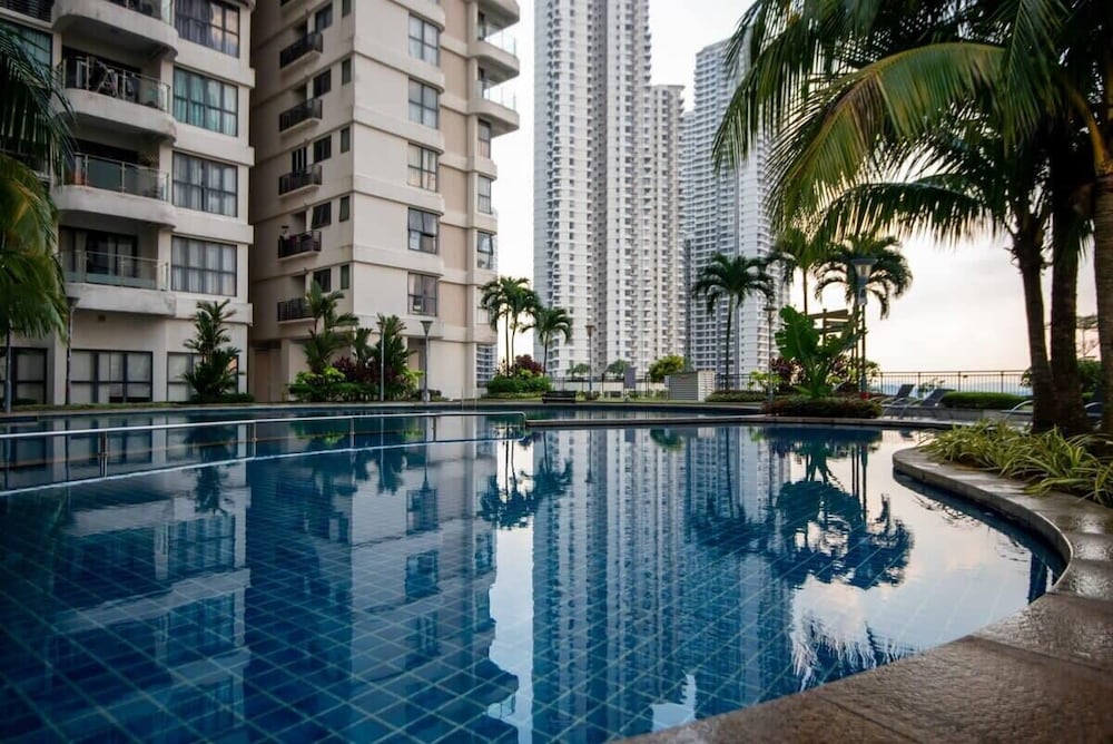 Chic 3BR in Danga Bay With Water Views & Parking