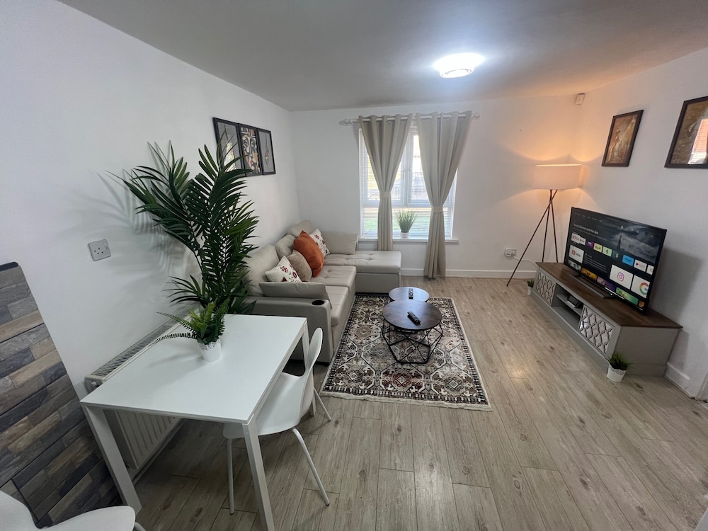 Free Parking/city Centre/long Stay/local Stores
