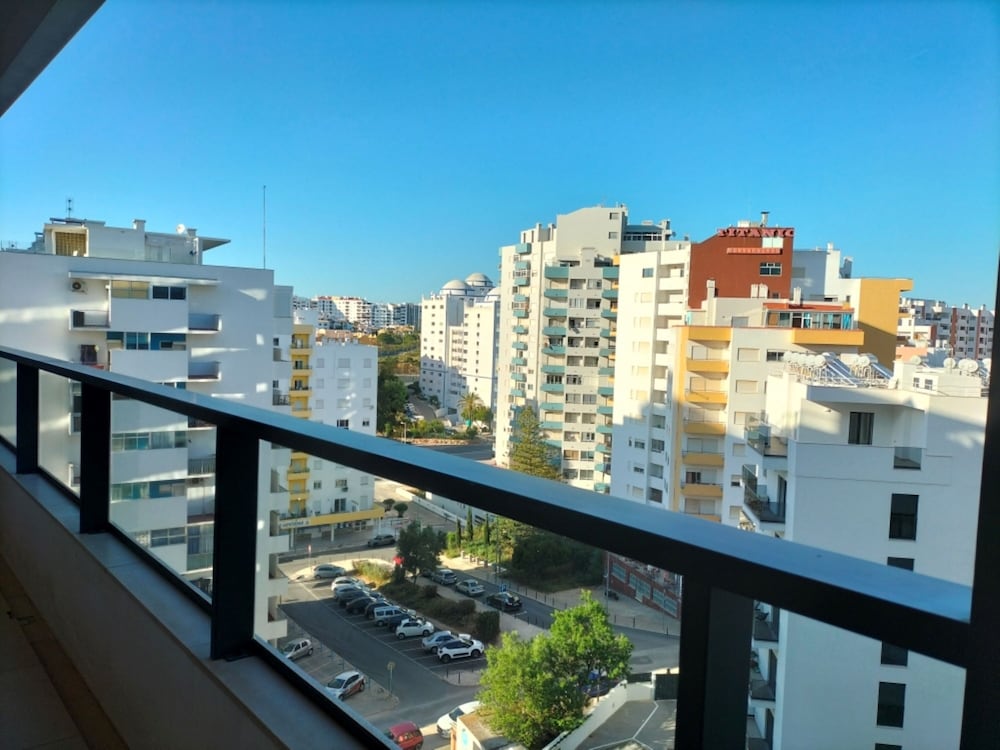 Rocha Prime Center Garage Flat