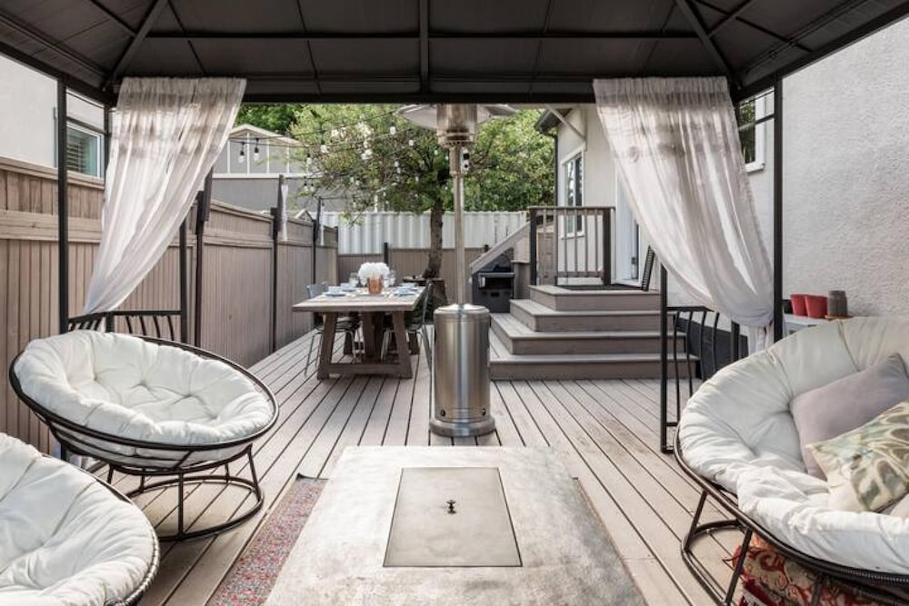 Gorgeous Bungalow With a Backyard Deck-4